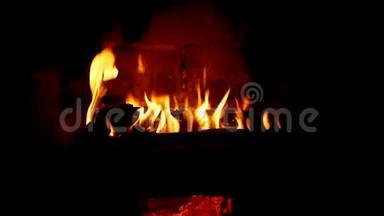 舒适<strong>的</strong>壁炉。 木材原木燃烧，背景黑暗，放松和<strong>温暖的家</strong>。